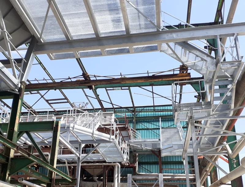 Passerelle en hauteur avec caillebotis étanches à la bille de 20 mm pour une sécurité renforcée en contrebas